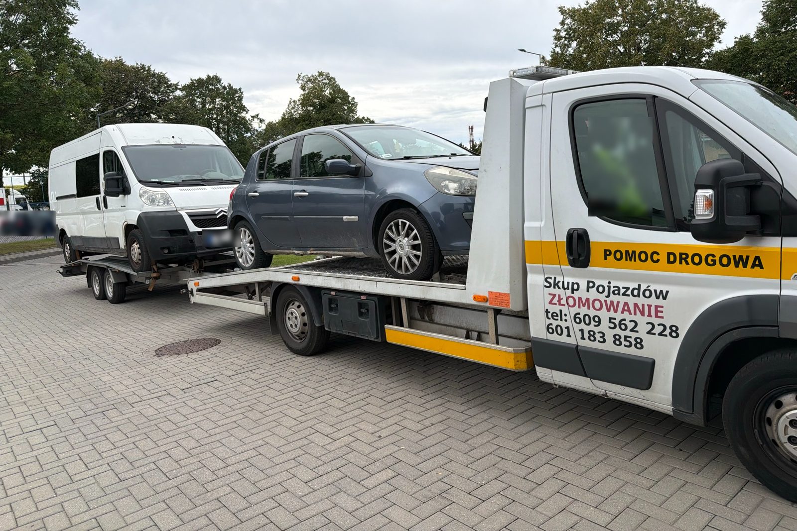 Rozładowany akumulator: jak odpalić auto na kable i kiedy wezwać pomoc Rozładowany akumulator: jak odpalić auto na kable i kiedy wezwać pomoc