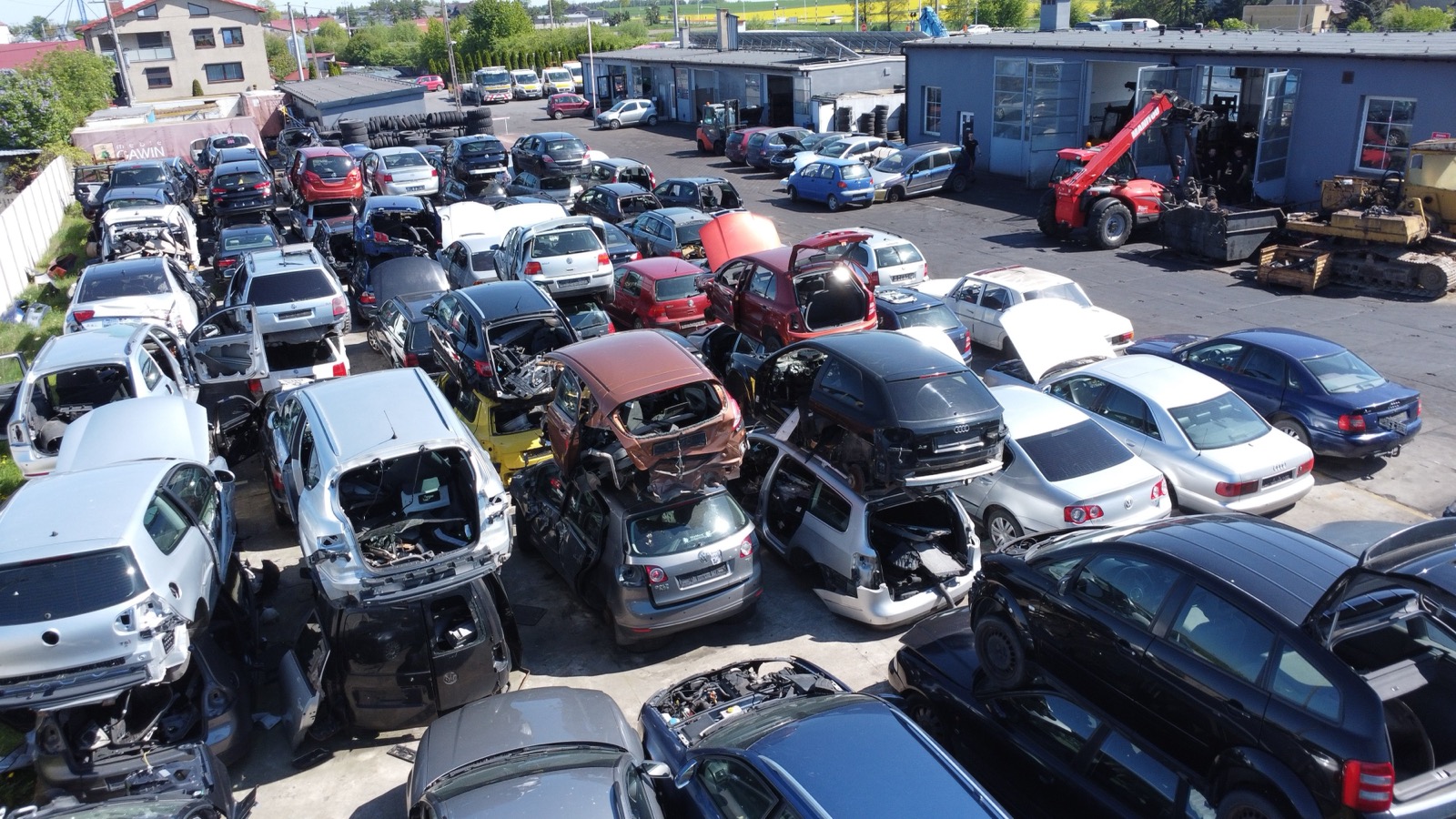 Stacja demontażu pojazdów w Świbie koło Kępna widziana z drona, auta przyjęte do kasacji